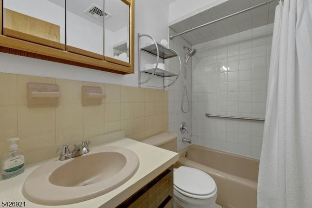 846 Riverside Ave 202, Lyndhurst Twp., NJ 07071