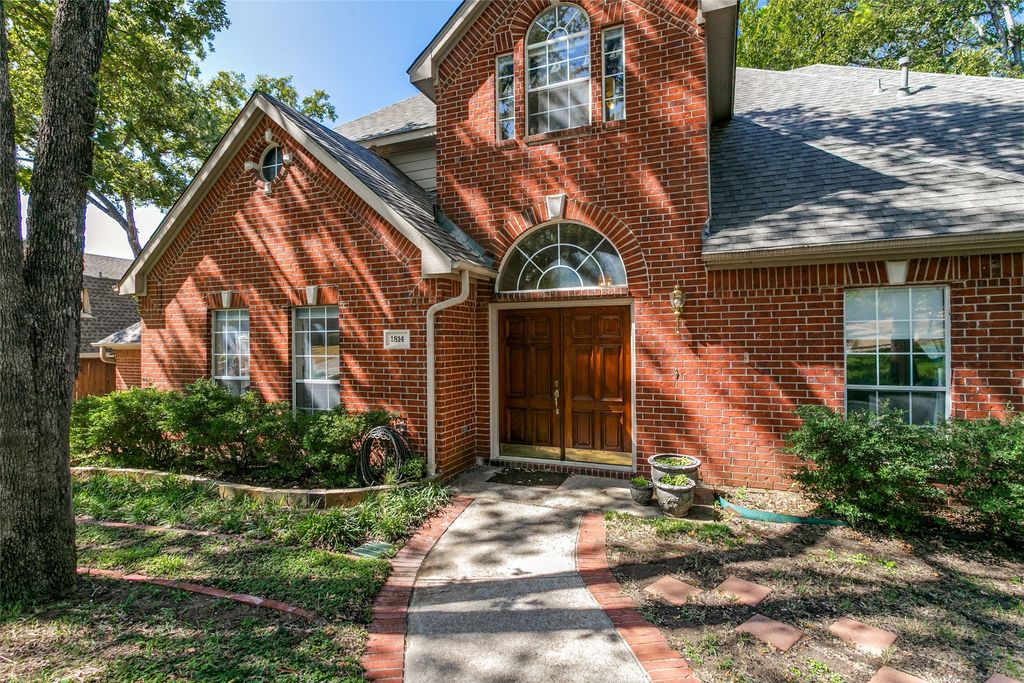 1814 Woodridge Drive, Arlington, TX 76013 — photo 2