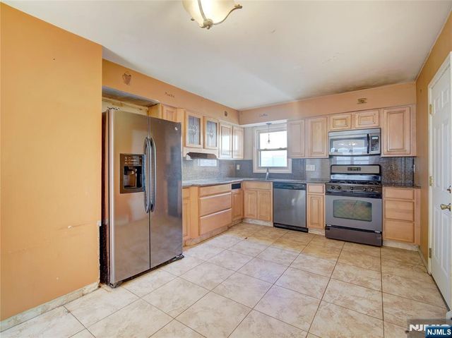 102 Gall Court, Elmwood Park, NJ 07407