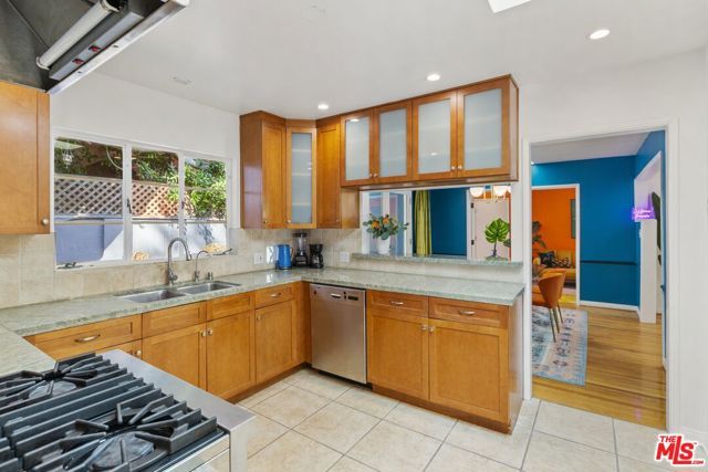 2867 N Beachwood Drive, Los Angeles, CA 90068