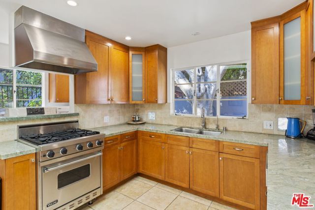 2867 N Beachwood Drive, Los Angeles, CA 90068