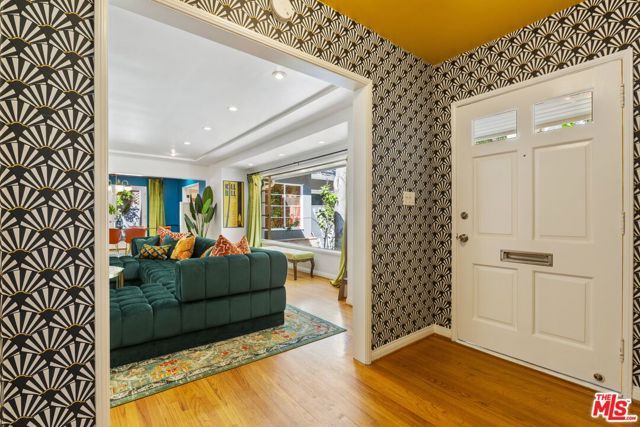 2867 N Beachwood Drive, Los Angeles, CA 90068