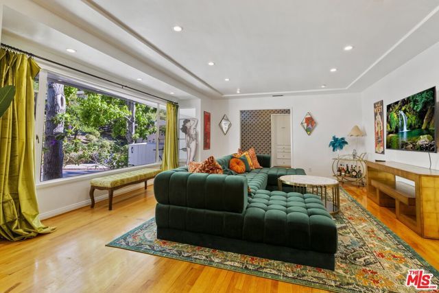 2867 N Beachwood Drive, Los Angeles, CA 90068