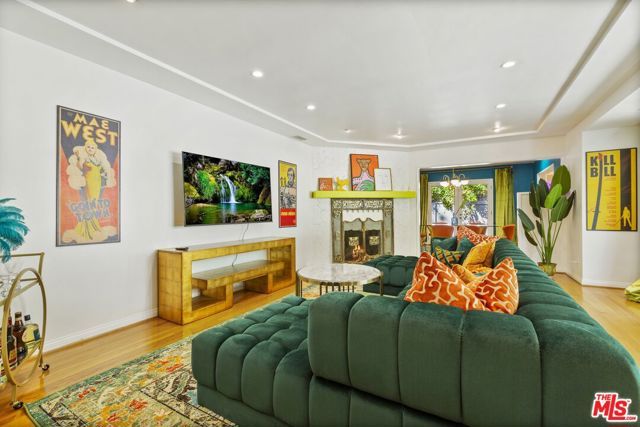 2867 N Beachwood Drive, Los Angeles, CA 90068