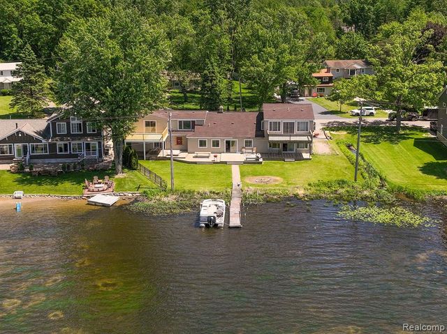 1794 S Hughes Road, Brighton, MI 48114