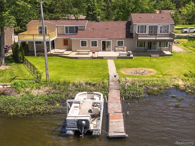 1794 S Hughes Road, Brighton, MI 48114