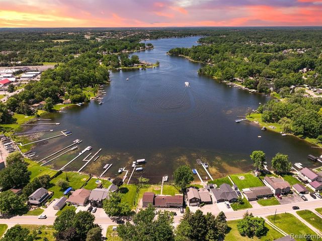 1794 S Hughes Road, Brighton, MI 48114