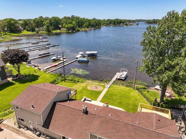 1794 S Hughes Road, Brighton, MI 48114