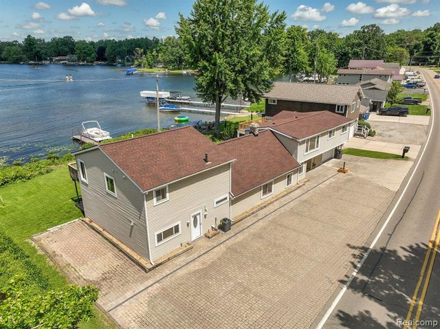 1794 S Hughes Road, Brighton, MI 48114