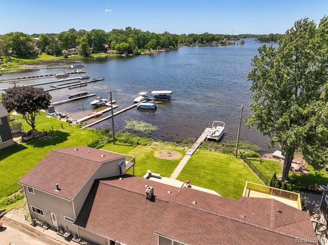 1794 S Hughes Road, Brighton, MI 48114