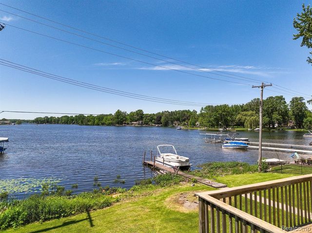 1794 S Hughes Road, Brighton, MI 48114