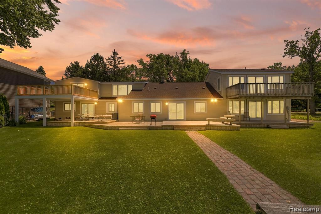 1794 S Hughes Road, Brighton, MI 48114