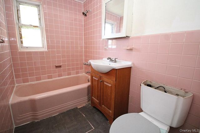 1051 victory Boulevard, Staten Island, NY 10301