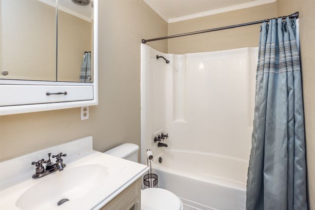 2005 Maplewood Drive, Gainesville, TX 76240