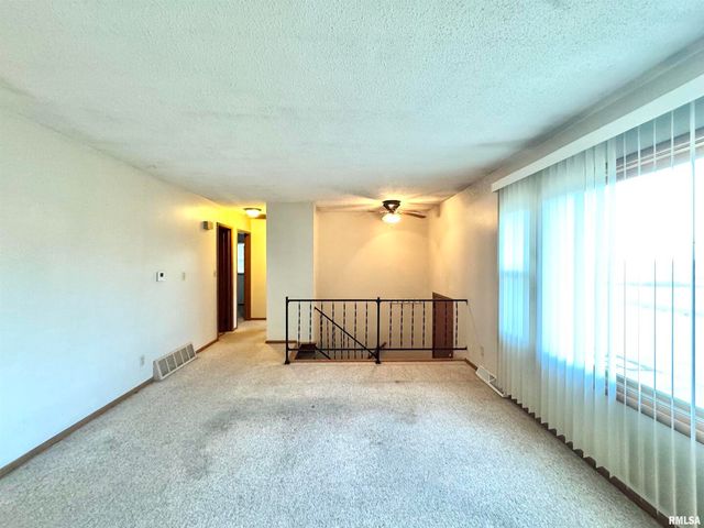 1229 13TH Avenue N, Clinton, IA 52732