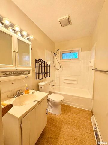 1229 13TH Avenue N, Clinton, IA 52732