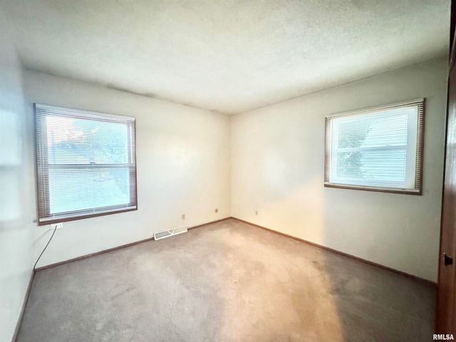 1229 13TH Avenue N, Clinton, IA 52732