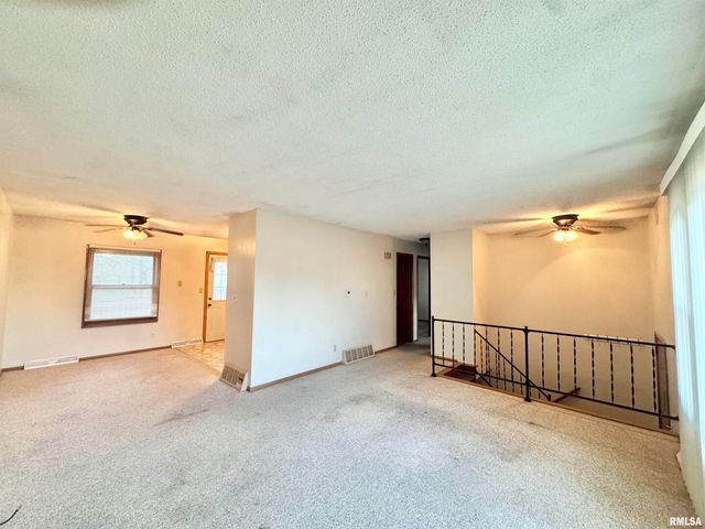 1229 13TH Avenue N, Clinton, IA 52732