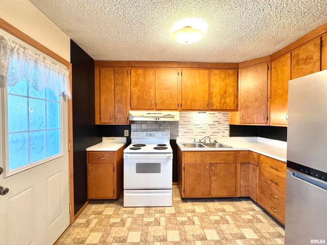 1229 13TH Avenue N, Clinton, IA 52732