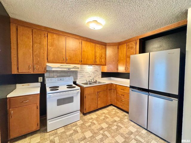 1229 13TH Avenue N, Clinton, IA 52732