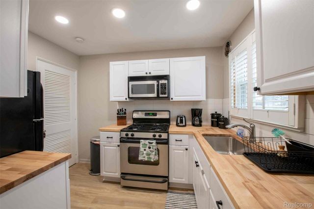 2708 W 13 Mile Road, Royal Oak, MI 48073