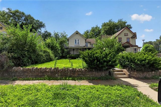 906 Columbia Avenue, Leavenworth, KS 66048