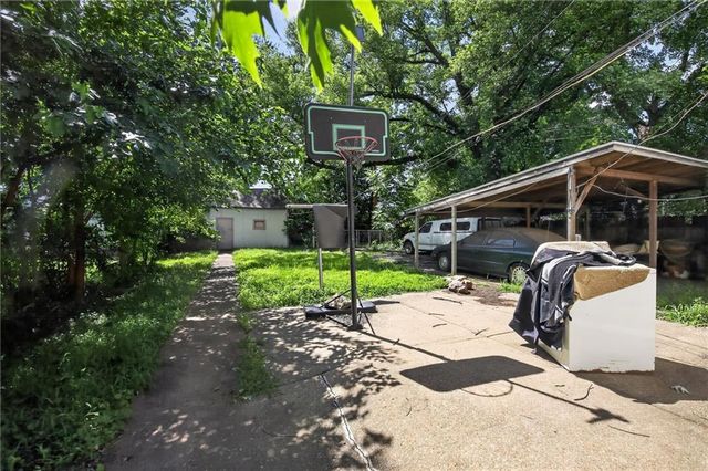 906 Columbia Avenue, Leavenworth, KS 66048