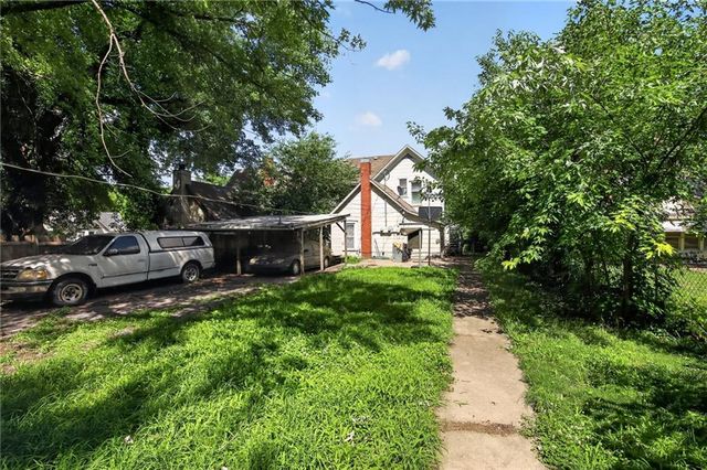 906 Columbia Avenue, Leavenworth, KS 66048