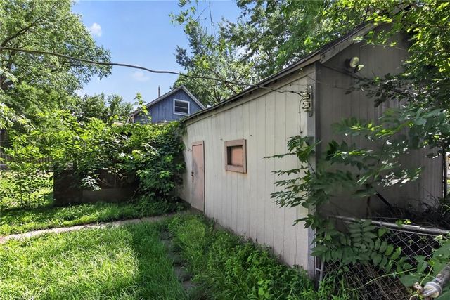 906 Columbia Avenue, Leavenworth, KS 66048