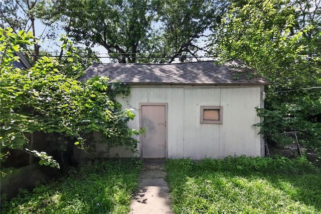 906 Columbia Avenue, Leavenworth, KS 66048
