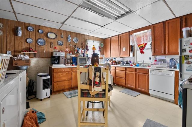 906 Columbia Avenue, Leavenworth, KS 66048