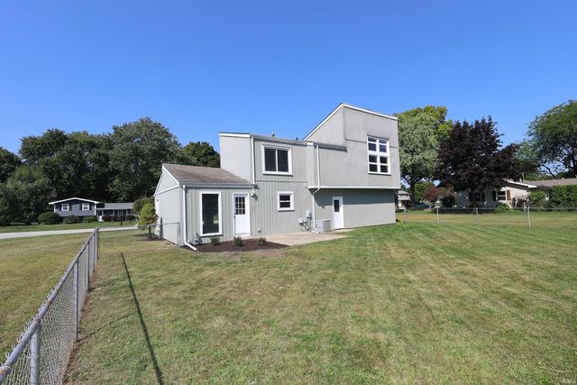 51832 Hedge Lane, Granger, IN 46530