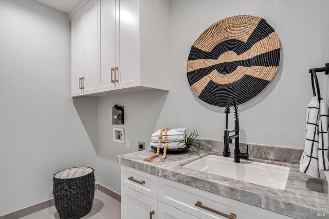 6516 Old Redwood -MAYWOOD LN Hwy, Santa Rosa, CA 95403