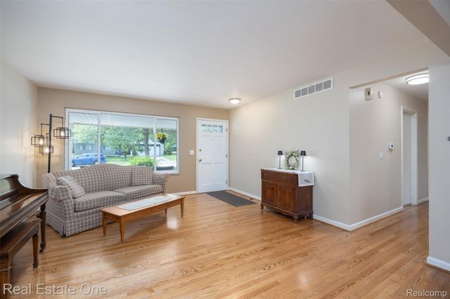 5150 Dayton Drive, Troy, MI 48085
