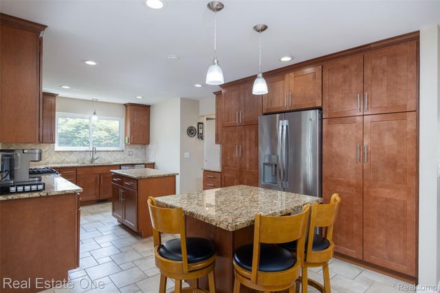 5150 Dayton Drive, Troy, MI 48085