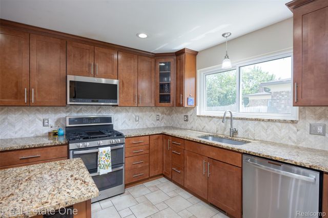 5150 Dayton Drive, Troy, MI 48085