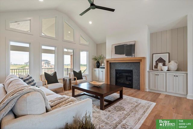 3639 S 218th Avenue, Elkhorn, NE 68022