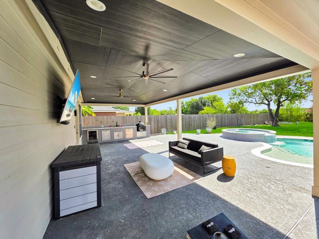 11211 S Country Club Green Drive, Tomball, TX 77375