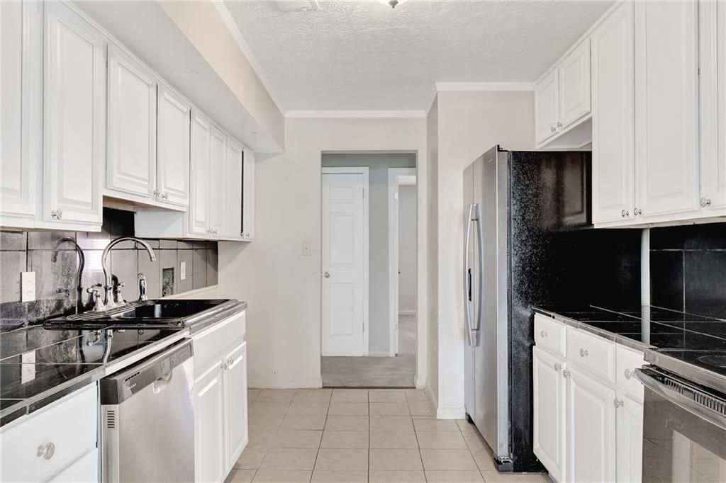 Image 12 of property listing at 2390 Lawrenceville Highway K, Decatur, GA 30033