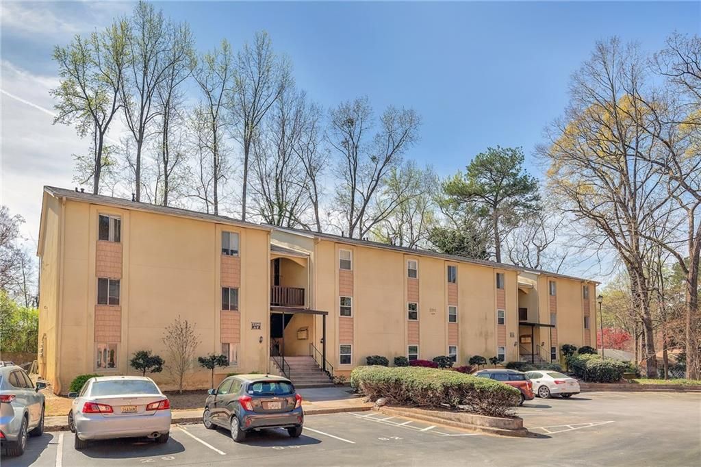 Image 2 of property listing at 2390 Lawrenceville Highway K, Decatur, GA 30033