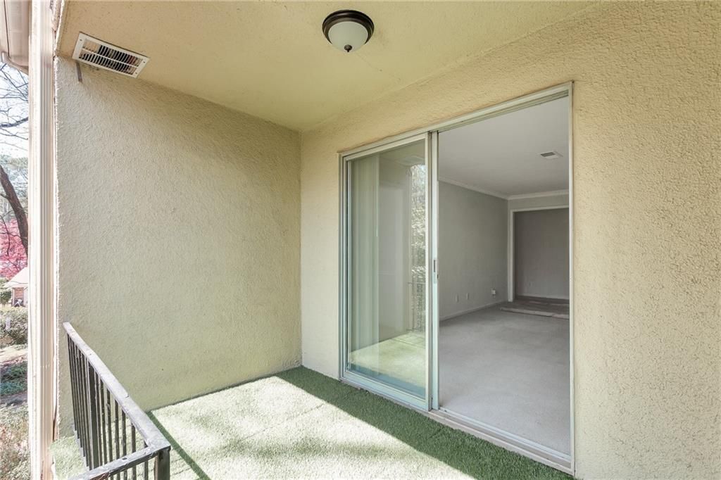 Image 9 of property listing at 2390 Lawrenceville Highway K, Decatur, GA 30033