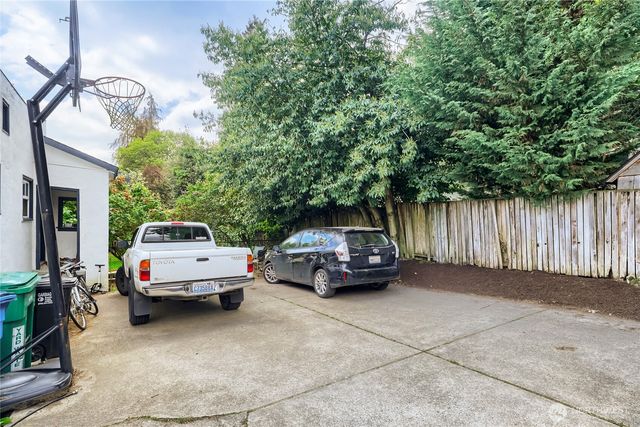 5755 25th Avenue NE, Seattle, WA 98105