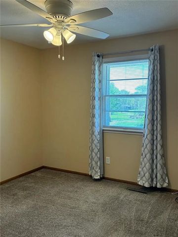 305 N 4th Street, Gower, MO 64454