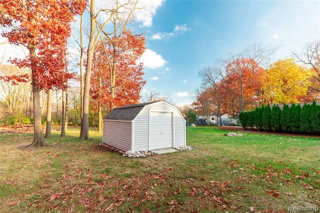 21819 Meridian Road, Grosse Ile, MI 48138