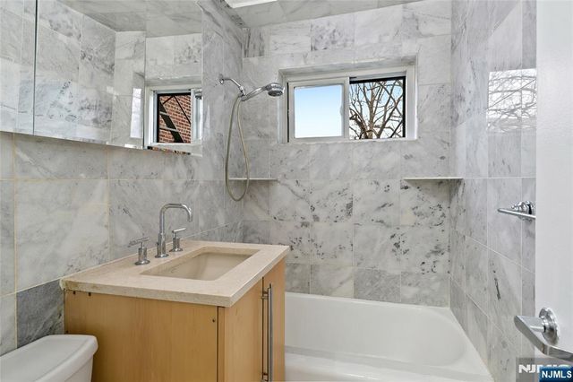 401 Park 2D, Fort Lee, NJ 07024