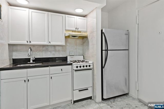 401 Park 2D, Fort Lee, NJ 07024