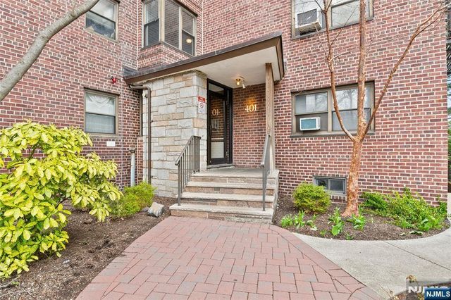 401 Park 2D, Fort Lee, NJ 07024