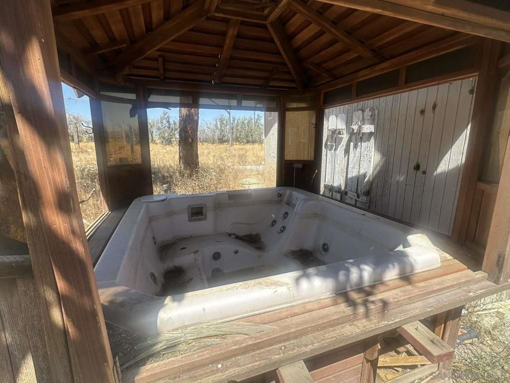 Image 9 of property listing at 34047 175Th ST E, Llano, CA 93544