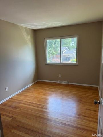 17 Saint Lawrence Drive, Ballwin, MO 63021