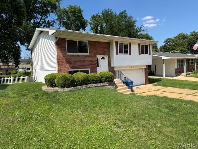 17 Saint Lawrence Drive, Ballwin, MO 63021